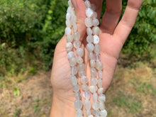 Charger l'image dans la galerie, Perles en pierre de lune blanche, petits galets
