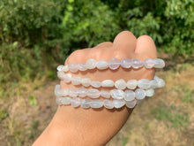 Charger l'image dans la galerie, Perles en pierre de lune blanche, petits galets