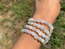 Charger l'image dans la galerie, Perles en pierre de lune blanche, petits galets