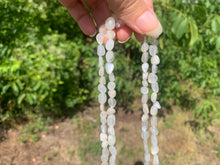 Charger l'image dans la galerie, Perles en pierre de lune blanche, petits galets