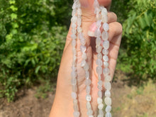 Charger l'image dans la galerie, Perles en pierre de lune blanche, petits galets