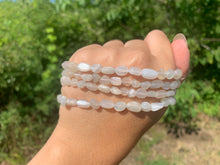Charger l'image dans la galerie, Perles en pierre de lune blanche, petits galets