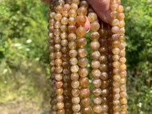 Charger l'image dans la galerie, Perles en apatite jaune entre 4 et 8-9mm