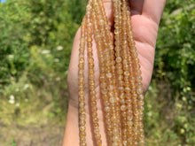Charger l'image dans la galerie, Perles en apatite jaune entre 4 et 8-9mm