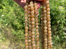 Charger l'image dans la galerie, Perles en apatite jaune entre 4 et 8-9mm