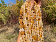 Charger l'image dans la galerie, Perles en quartz hématoïde jaune entre 6 et 10mm