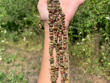 Charger l'image dans la galerie, Perles en unakite, forme chips