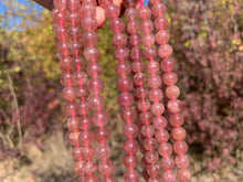 Charger l'image dans la galerie, Perles en quartz à inclusions de mica entre 6 et 10mm QMU