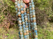 Charger l'image dans la galerie, Perles en calcite bleue entre 6 et 10mm