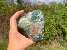 Charger l'image dans la galerie, Fluorite brut de Madagascar