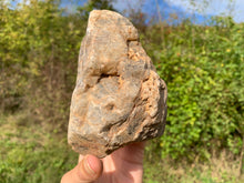 Charger l'image dans la galerie, Microcline brut / pierre de lune noire de Madagascar