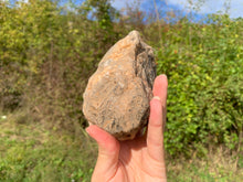 Charger l'image dans la galerie, Microcline brut / pierre de lune noire de Madagascar
