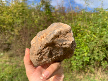 Charger l'image dans la galerie, Microcline brut / pierre de lune noire de Madagascar