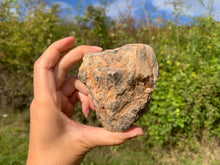 Charger l'image dans la galerie, Microcline brut / pierre de lune noire de Madagascar