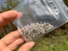 Charger l'image dans la galerie, Perles en pierre de lune grise 4mm PLGU