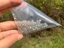 Charger l'image dans la galerie, Perles en pierre de lune grise 4mm PLGD