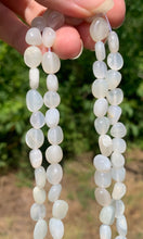Charger l'image dans la galerie, Perles en pierre de lune blanche, petits galets