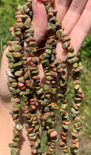 Charger l'image dans la galerie, Perles en unakite, forme chips