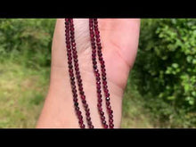 Charger et lire la vidéo dans la visionneuse de la Galerie, Perles en grenat almandin facettées entre 2 et 4mm