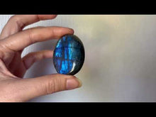 Charger et lire la vidéo dans la visionneuse de la Galerie, Galet en labradorite 9