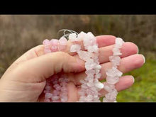 Charger et lire la vidéo dans la visionneuse de la Galerie, Perles en quartz rose, forme chips