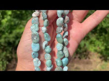 Charger et lire la vidéo dans la visionneuse de la Galerie, Perles en larimar, petits galets 8-10mm