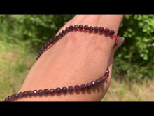 Charger et lire la vidéo dans la visionneuse de la Galerie, Perles en grenat almandin facettées entre 2 et 4mm