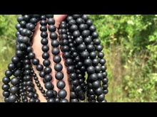 Charger et lire la vidéo dans la visionneuse de la Galerie, Perles en shungite entre 4 et 10mm