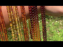 Charger et lire la vidéo dans la visionneuse de la Galerie, Perles en ambre, couleur jaune avec inclusions, entre 6 et 8mm