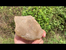 Charger et lire la vidéo dans la visionneuse de la Galerie, Cristal de roche brut de Madagascar