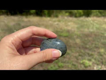Charger et lire la vidéo dans la visionneuse de la Galerie, Galet en labradorite 9