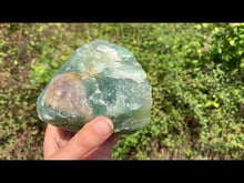 Charger et lire la vidéo dans la visionneuse de la Galerie, Fluorite brut de Madagascar