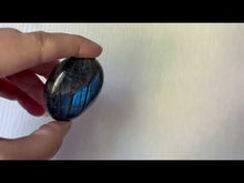 Charger et lire la vidéo dans la visionneuse de la Galerie, Galet en labradorite 11