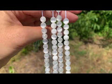 Charger et lire la vidéo dans la visionneuse de la Galerie, Perles en gypse fibreux entre 6 et 10mm