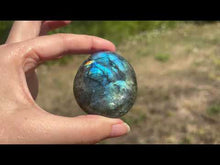 Charger et lire la vidéo dans la visionneuse de la Galerie, Galet en labradorite 2