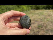 Charger et lire la vidéo dans la visionneuse de la Galerie, Galet en labradorite 6