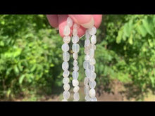 Charger et lire la vidéo dans la visionneuse de la Galerie, Perles en pierre de lune blanche, petits galets