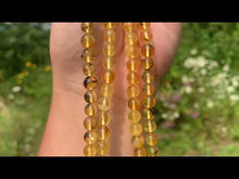 Charger et lire la vidéo dans la visionneuse de la Galerie, Perles en ambre, couleur jaune avec inclusions, entre 6 et 8mm