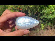 Charger et lire la vidéo dans la visionneuse de la Galerie, VENDU Labradorite blanche d'Afrique 41