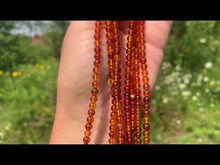 Charger et lire la vidéo dans la visionneuse de la Galerie, Perles en ambre, couleur orange, entre 3,5 et 4mm