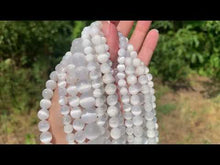 Charger et lire la vidéo dans la visionneuse de la Galerie, Perles en gypse fibreux entre 6 et 10mm