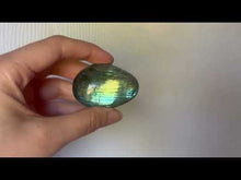 Charger et lire la vidéo dans la visionneuse de la Galerie, Galet en labradorite 5