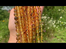 Charger et lire la vidéo dans la visionneuse de la Galerie, Perles en ambre, couleur jaune avec inclusions, entre 6 et 8mm