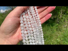 Charger et lire la vidéo dans la visionneuse de la Galerie, Perles en labradorite blanche entre 6 et 8mm LBU