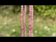 Charger et lire la vidéo dans la visionneuse de la Galerie, Perles en quartz à inclusions de mica facettées entre 2 et 4mm