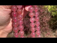 Charger et lire la vidéo dans la visionneuse de la Galerie, Perles en quartz à inclusions de mica entre 6 et 10mm QMU