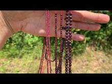 Charger et lire la vidéo dans la visionneuse de la Galerie, Perles en grenat almandin facettées entre 2 et 4mm