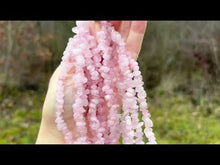 Charger et lire la vidéo dans la visionneuse de la Galerie, Perles en quartz rose, forme chips