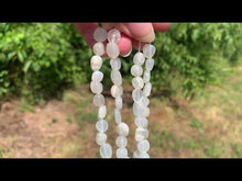 Charger et lire la vidéo dans la visionneuse de la Galerie, Perles en pierre de lune blanche, petits galets