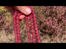 Charger et lire la vidéo dans la visionneuse de la Galerie, Perles en quartz à inclusions de mica entre 4 et 10mm QMT